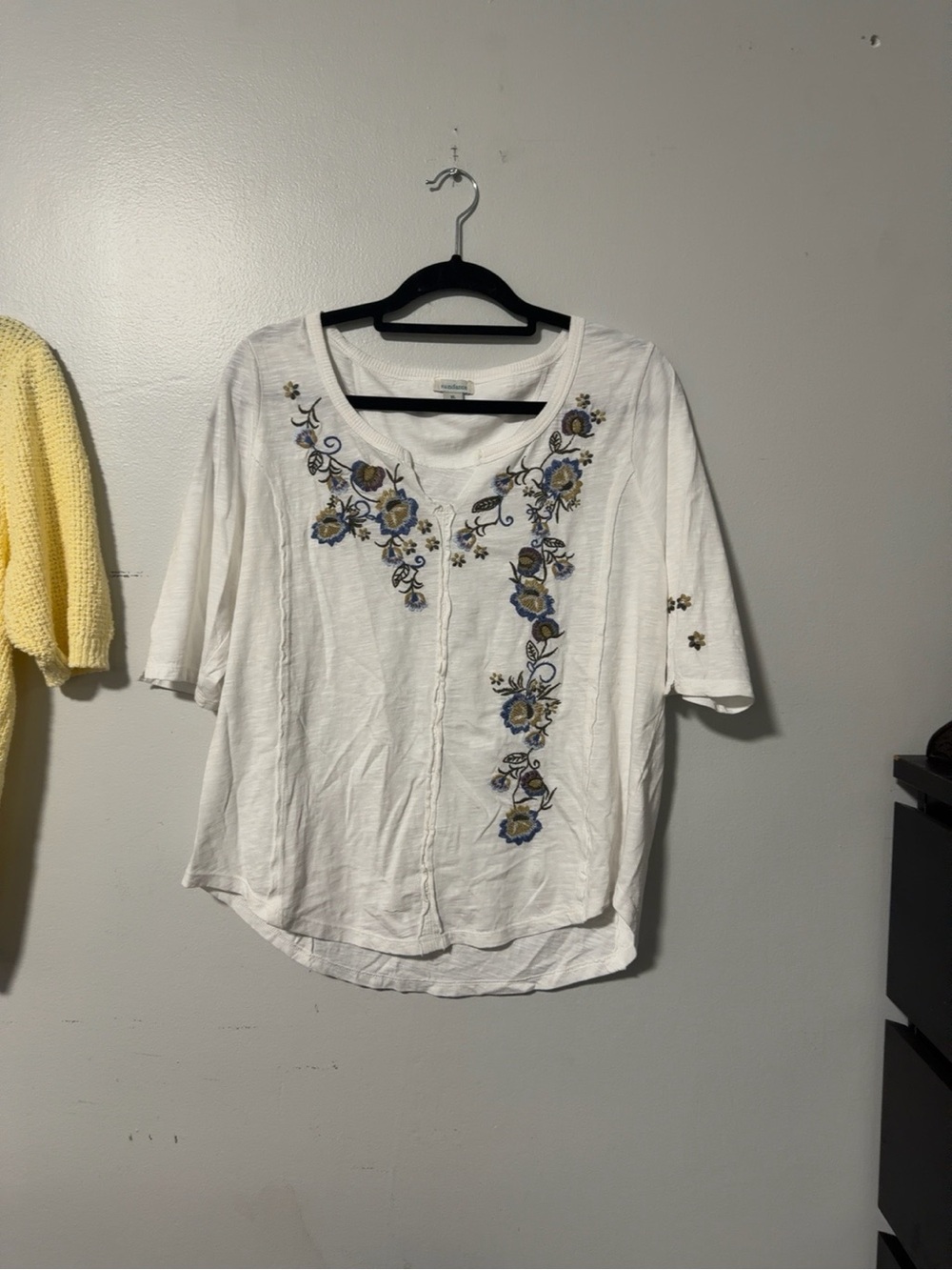 Sundance Embroidered Floral Boho Top White Split Neck Slub Knit